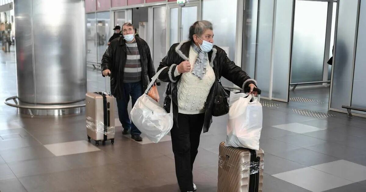 Какие аэропорты закрыты в россии 2024. Российские туристы. Туристы в аэропорту. В аэропорту или в аэропорте. Закрытие аэропортов в России.