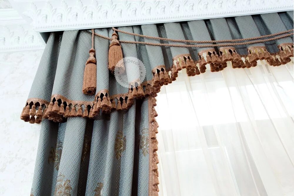 Шторы с ламбрекеном в складку. Шторы с бахромой в интерьере. Край шторы. Шторы на кулиске с гребешком. Край шторы.
