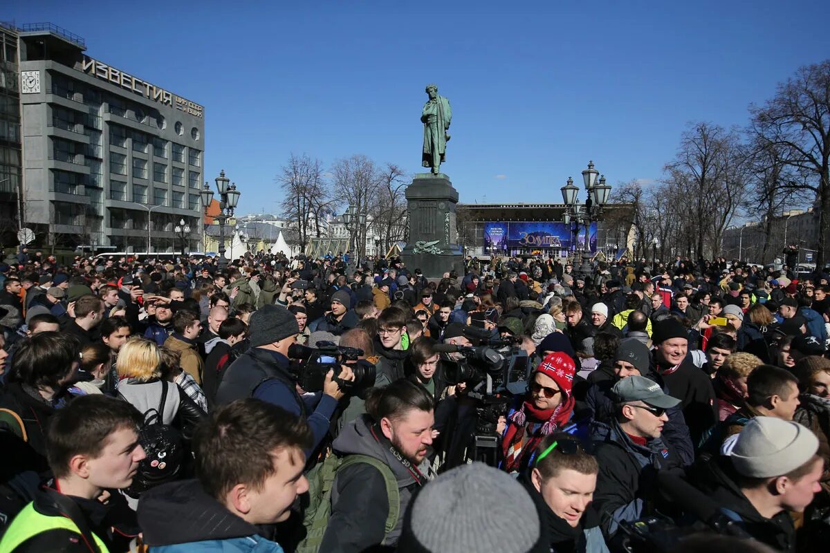 Митинг на Пушкинской площади. Цветная революция Навальный. Молодежь на митинге. Покажи митинг