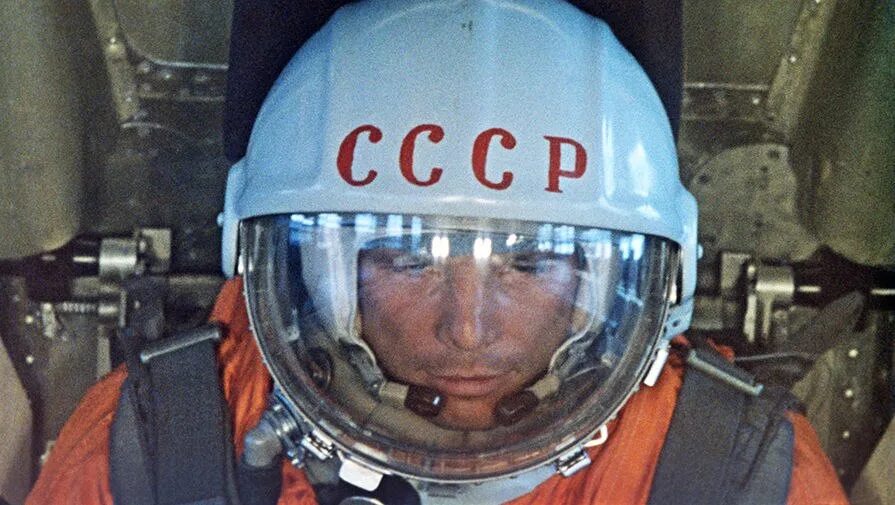 Фото гагарина в шлеме. Надпись на шлеме Юрия Гагарина. Шлем Гагарина СССР.
