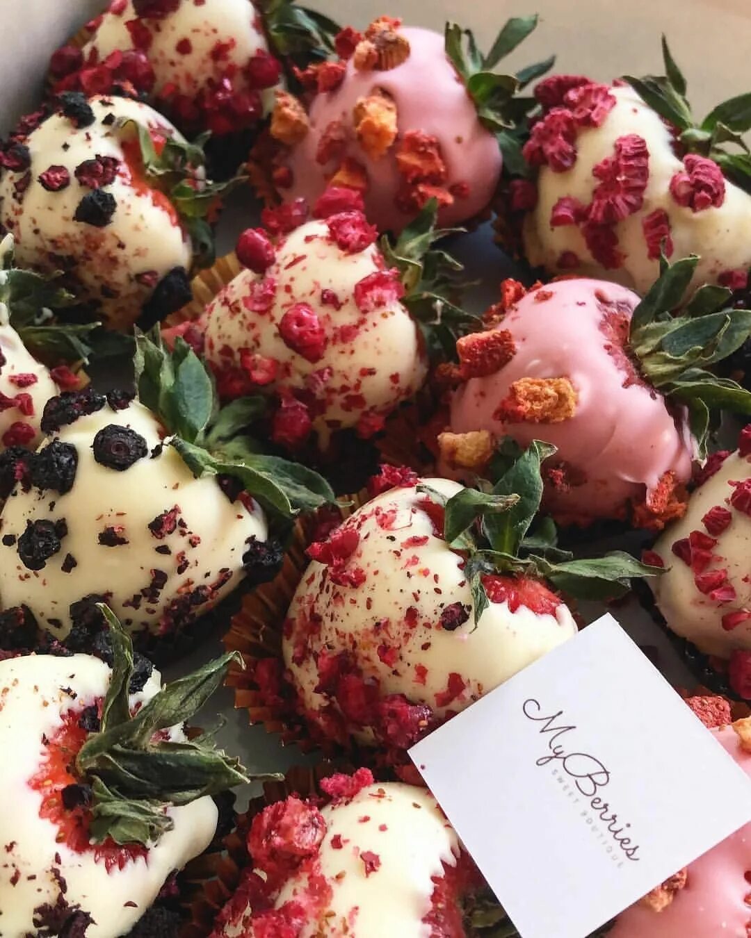 Сублимированная клубника в шоколаде. Шоколад с сублимированной клубникой. Сушеная клубника в шоколаде. Клубника в шоколаде ассорти. Клубника в шоколаде (12 шт.