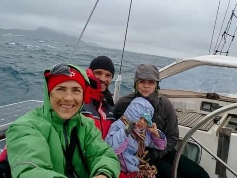 Боря вместе с семьей отправился в путешествие. Семья из Новосибирска яхта кругосветка Клочковы. Яхта кругосветка семья Клочковых.
