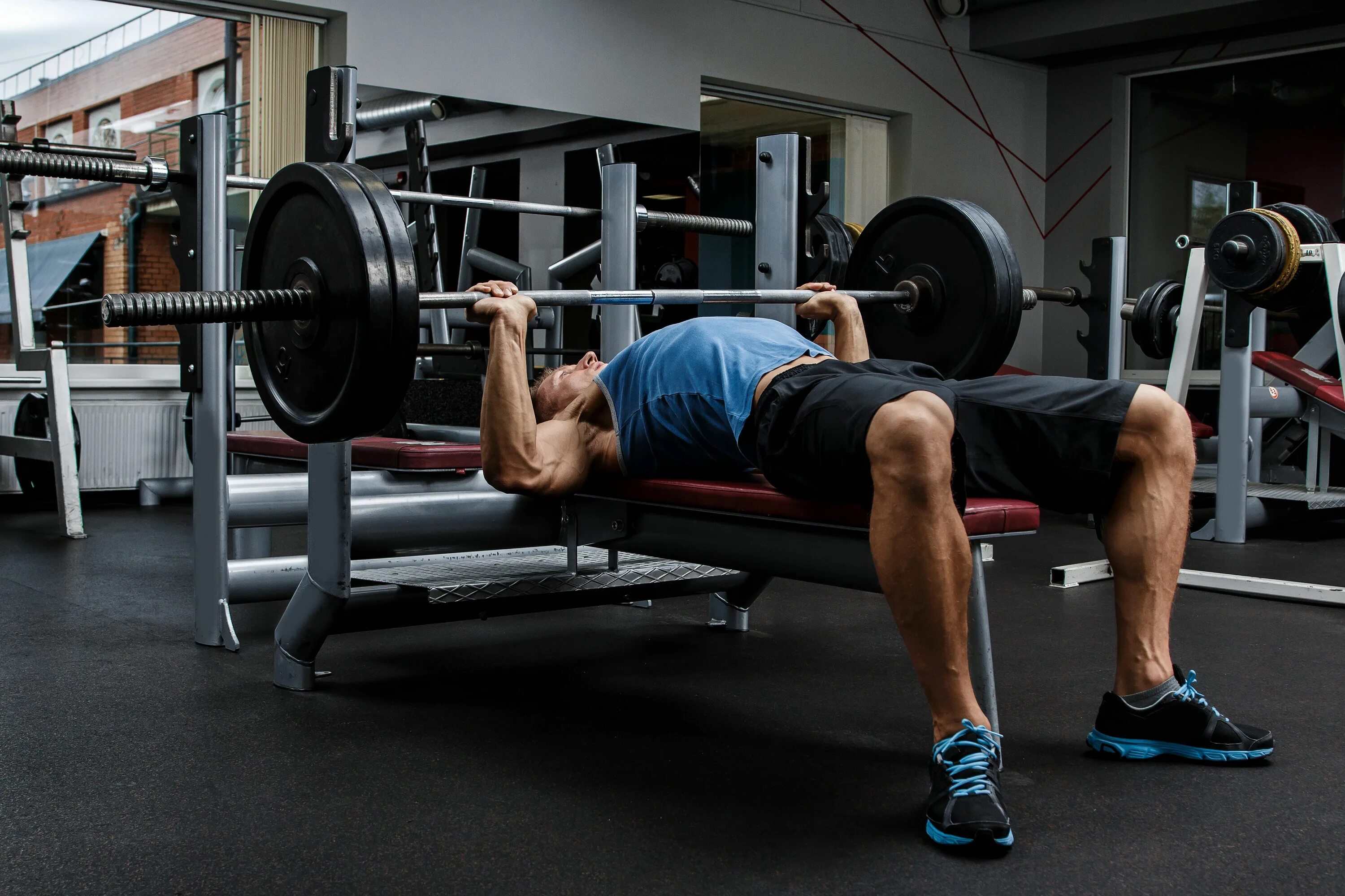 Как правильно жим лежа со штангой. Жим штанги лежа. bench press жим лежа. barbell bench press. barbell flat bench press.