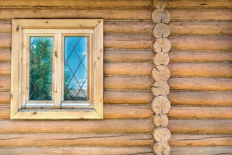 Только желтые квадратики окон бревенчатой