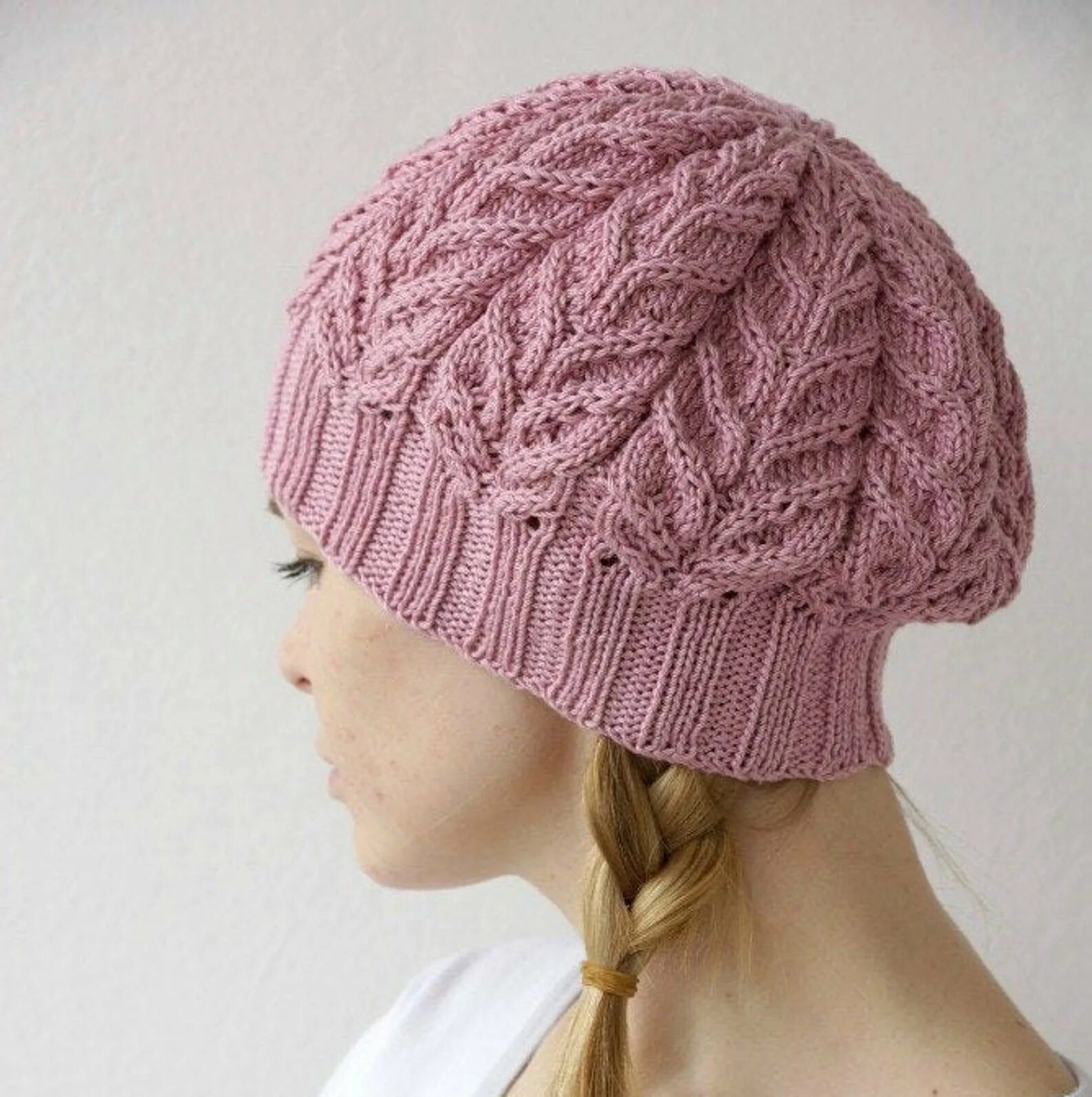 Шапка женская спицами. Шапочка на весну спицами для женщин. Шапка вязаная ажурная. Шапка с аранами елены бурдейной. Объемные шапки на весну.