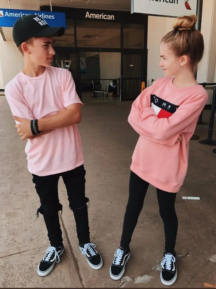 Парень в одежде сестры. Франклин миллер и его девушка. Парень и девушка подростки. Двойняшки парень и девушка. Meika woollard и уильям франклин.