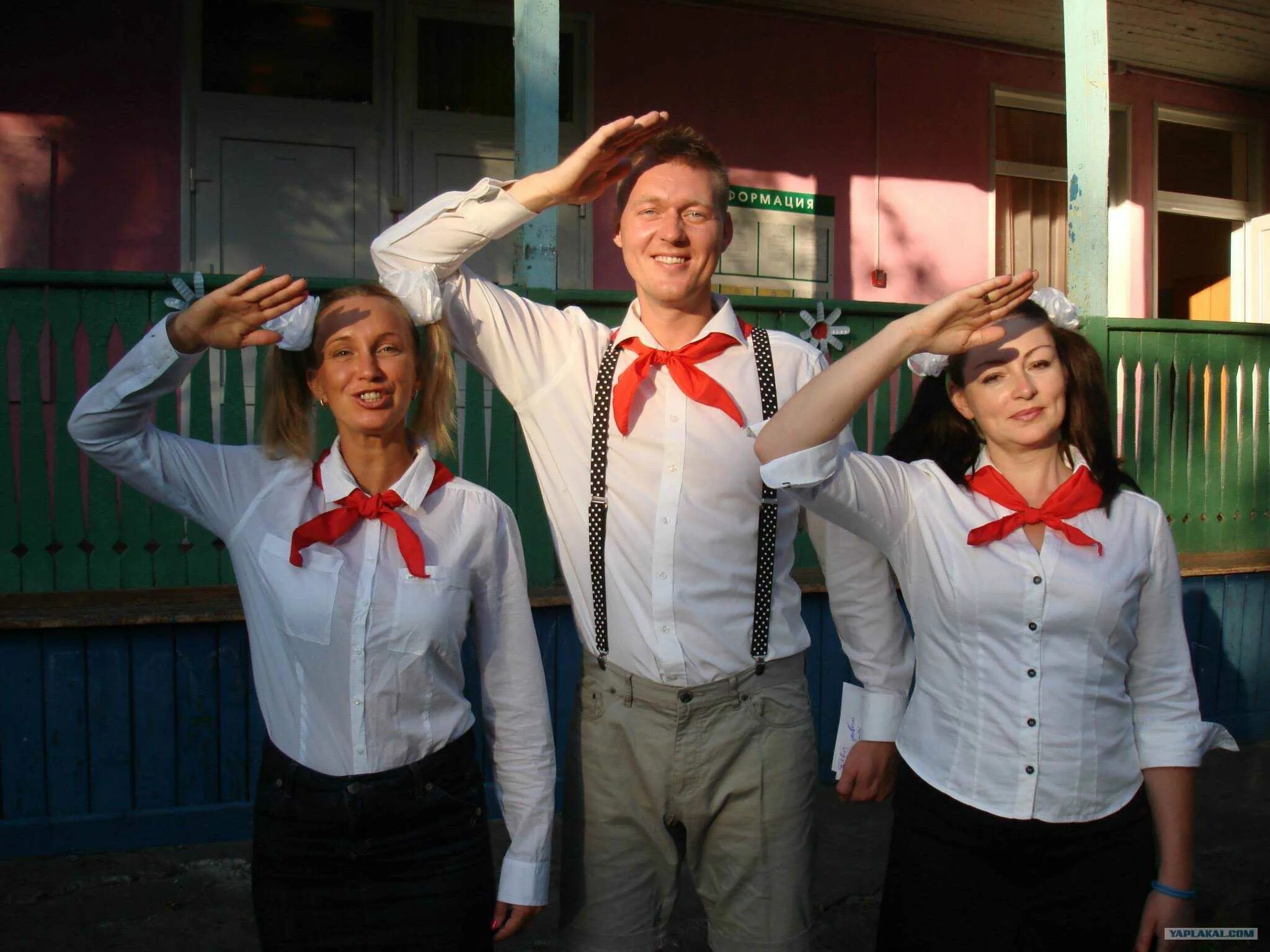 Парни вожатые. Пионеры ссср. Пионерский лагерь дружба пионеры ссср. Вожатая и ребята. Семен с лагеря совенок.