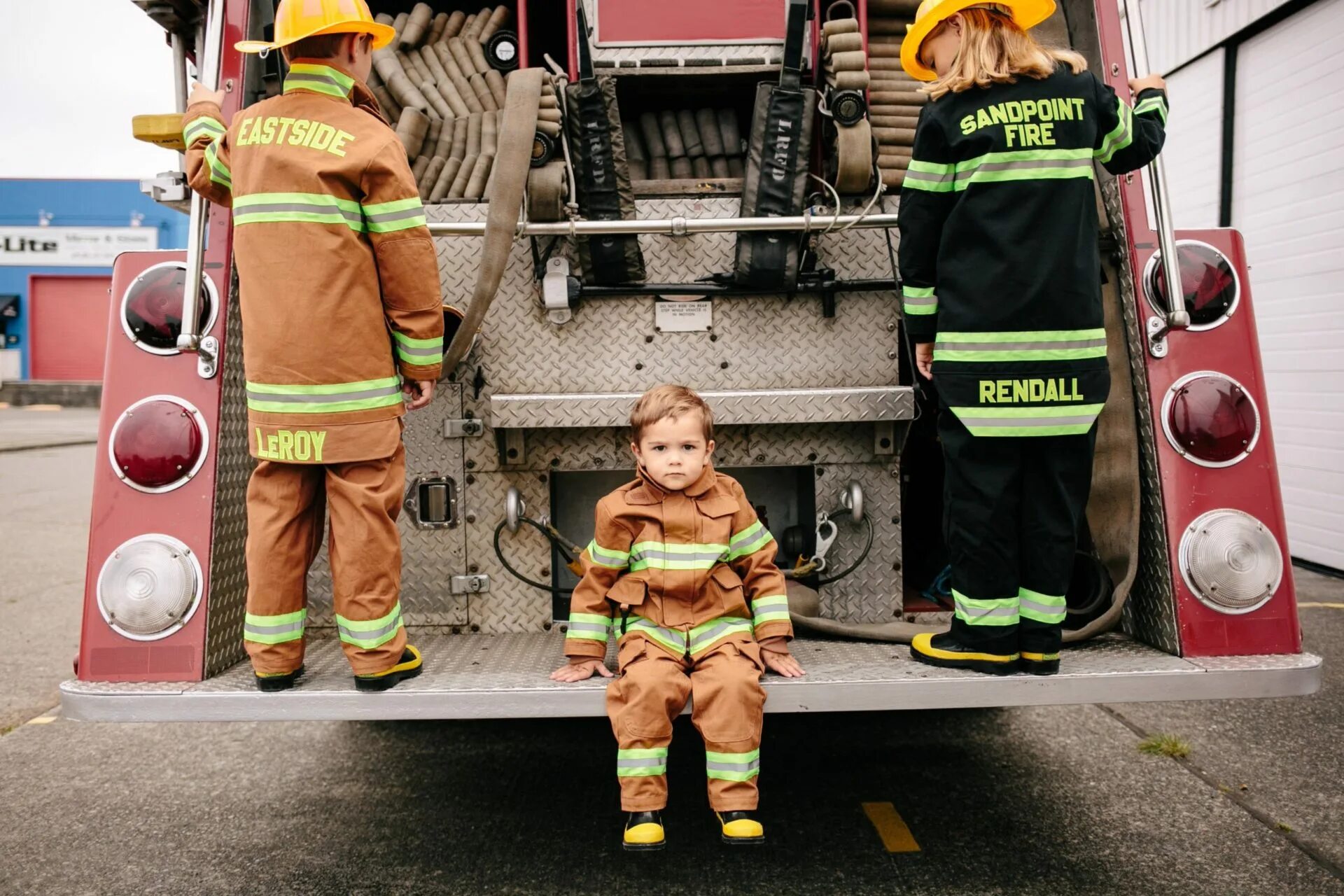 Fire child. Пожарный Kids. Пожарный фото для детей. Плащ пожарника. Боевая одежда пожарного ДПК.