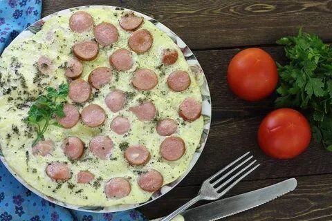 Омлет с сосисками на сковороде