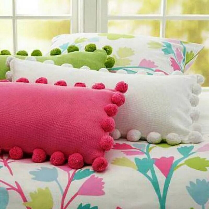 Какие подушки мягче. Подушки декор. Детские подушки декоративные. Декоративные подушки на кровать. Красивые подушки для девочек.