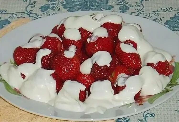Клубника и сливки. Клубника со сливками. Клубника со сметаной и сахаром. Сметана с клубникой. Клубника со сметаной.