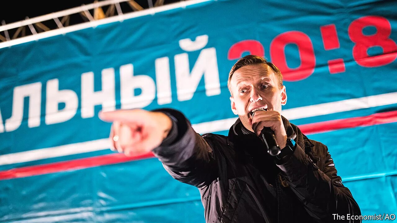 Журнал экономист навальный. Навальный 2000. Навальный 2016. Навальный с поднятыми руками.