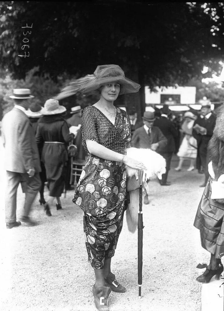 Ретро испанка. Париж 1919 мода. старая испанка. париж мода 1920. ретро фото.