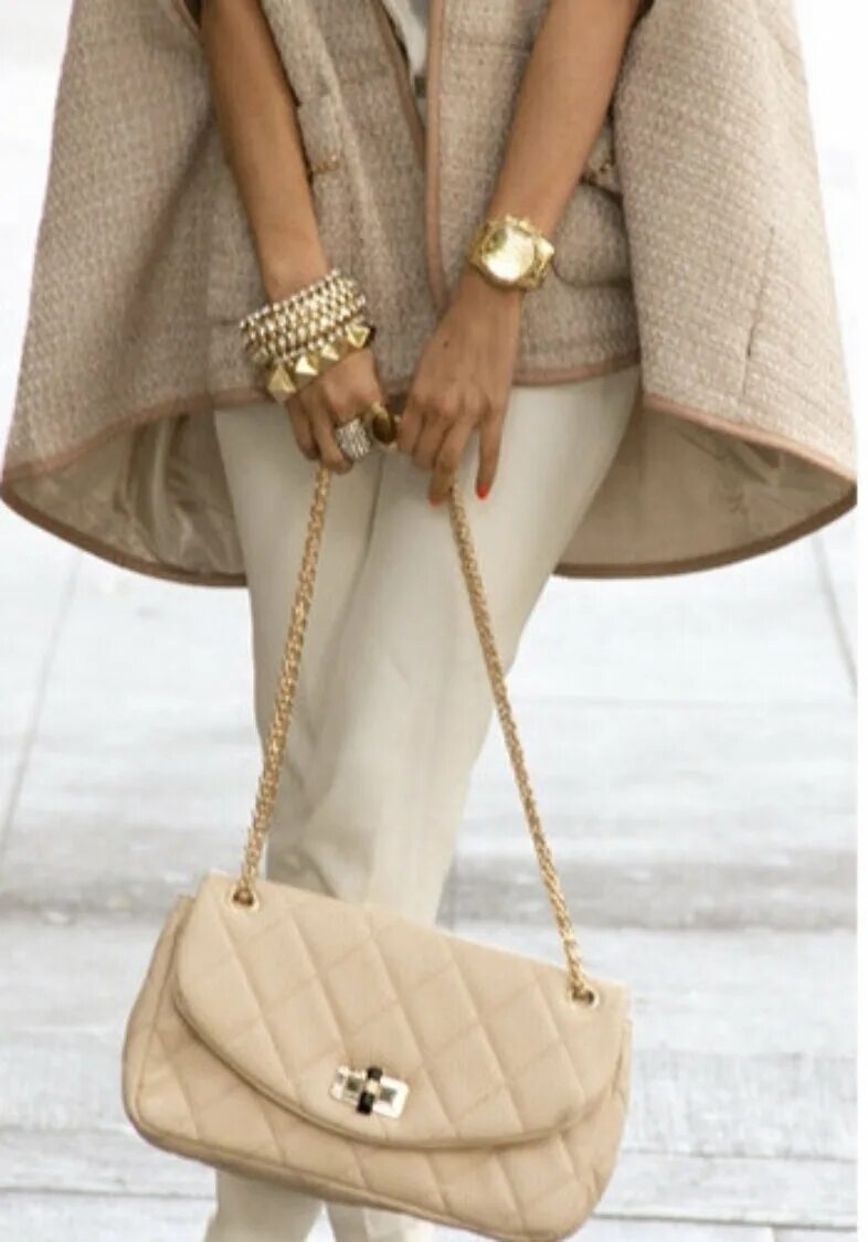 Стильная бежевая сумка. Charm look. Charm look. Брошь exquisite. Charm look.