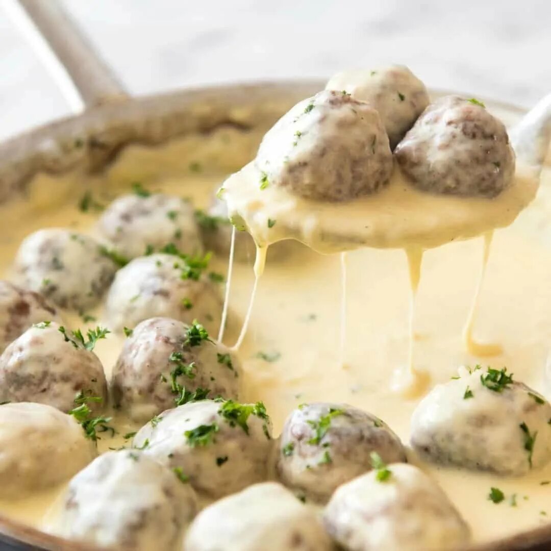 Нежнейшие куриные шарики в сырно-сливочном соусе. Тефтели из индейки в духовке в сметанном соусе с рисом. Кнели паровые. Фрикадельки в сливочном соусе. Ёжики в сметанном соусе.