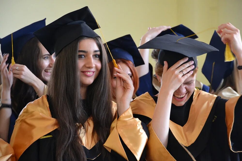 Выпускник вуза. Окончание университета. Студенты выпускники. После вуза.