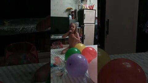 Надувают попой шарик