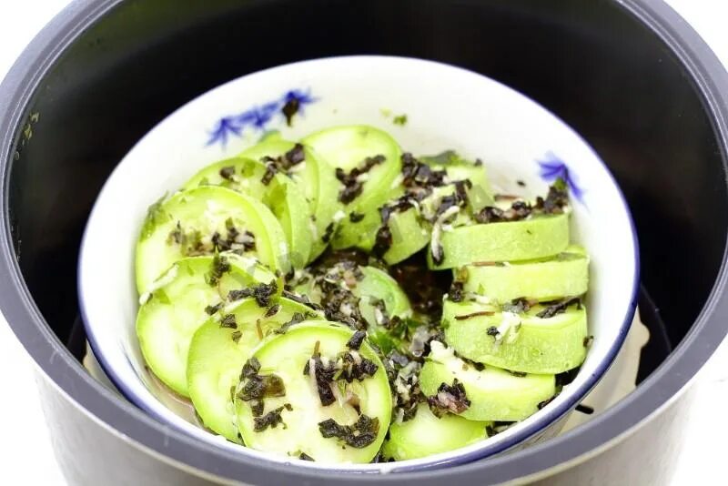 Кабачки в мультиварке. Приготовление кабачков в мультиварке рецепты. Кабачки в мультиварке. Запеченные кабачки в мультиварке с сыром и помидорами. Кабачки на пару в мультиварке.