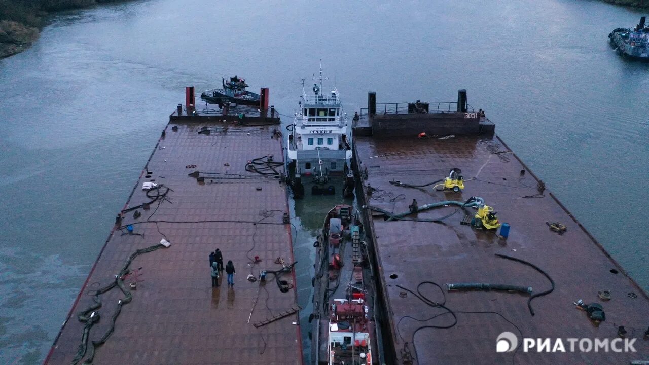 Корабль врезался в мост. Теплоход РТ 777. Теплоход врезался в мост в Ульяновске 1982. Утонул теплоход. Баржа утонула.