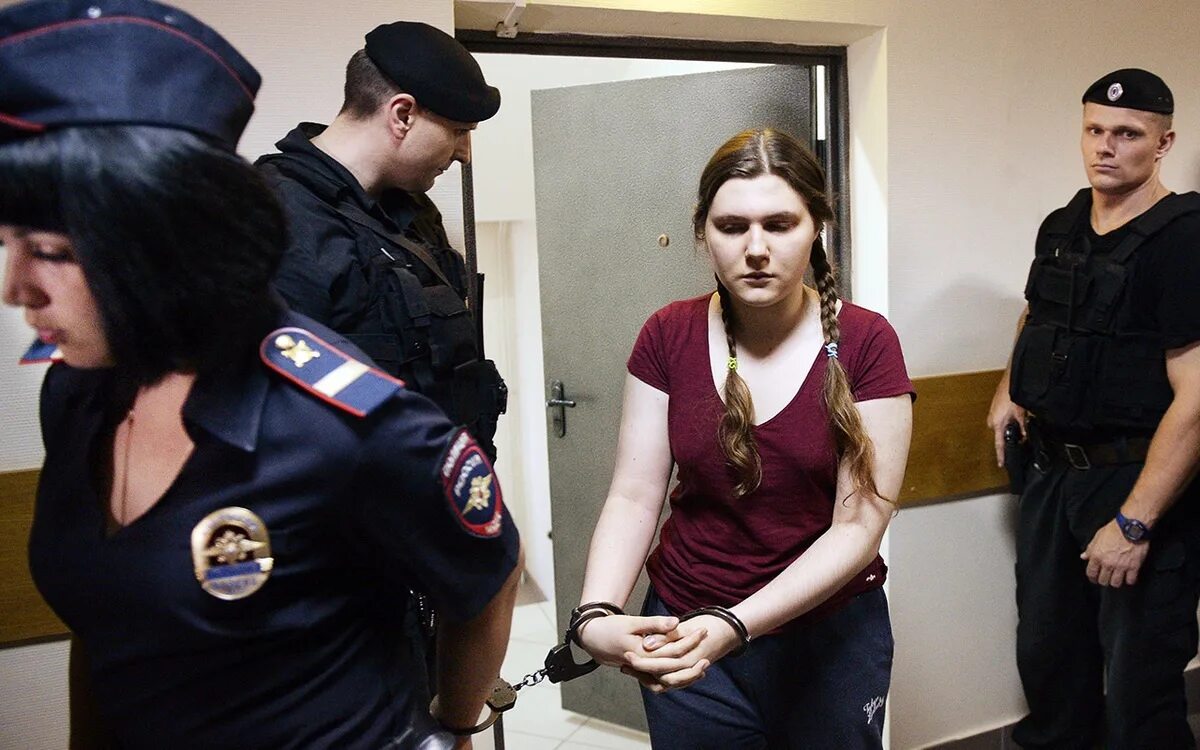 Полиция задержала женщину. Полицейский задерживает девушку. Американские девушки полицейские. Девушка в наручниках в полиции. Девушки полицейские на митинге.