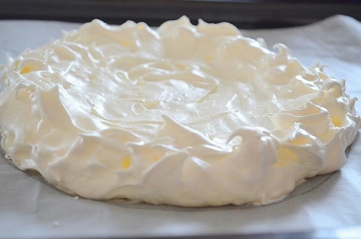 Сливки тесто рецепт. Меренга Корж. Воздушный полуфабрикат для торта. Белково воздушное тесто. Торта воздушные меренга.
