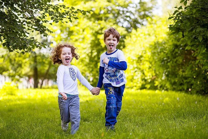 мальчик с девочкой за ручку. маленькие мальчик и девочка. 2 мальчика держат девочку. мальчик держит девочку за руку. дети держатся за руки.