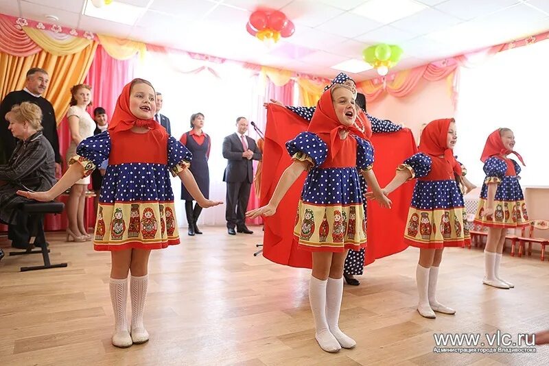 Танец матрёшек в детском саду. Композиция из матрешек. Костюм матрешки для девочек. Матрешки для дошкольников. Матрешка картинка.