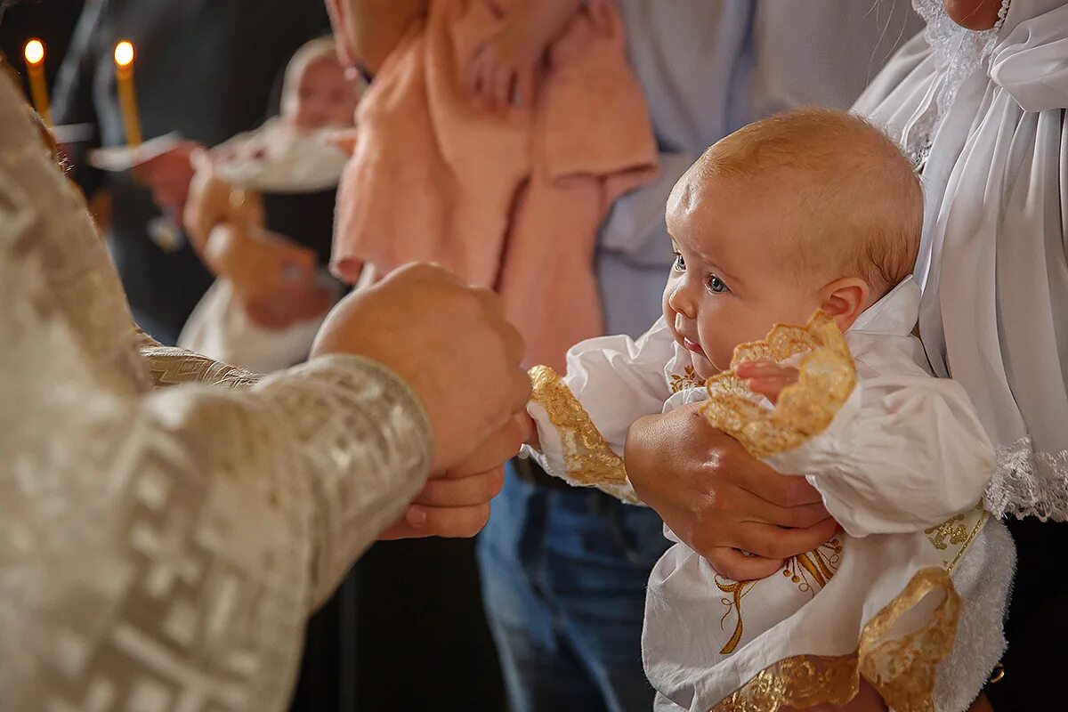 крестный папа церковь крещение. крещение детей в россии. после крещения какой идет праздник. после крещения какой идет праздник. дети в храме.