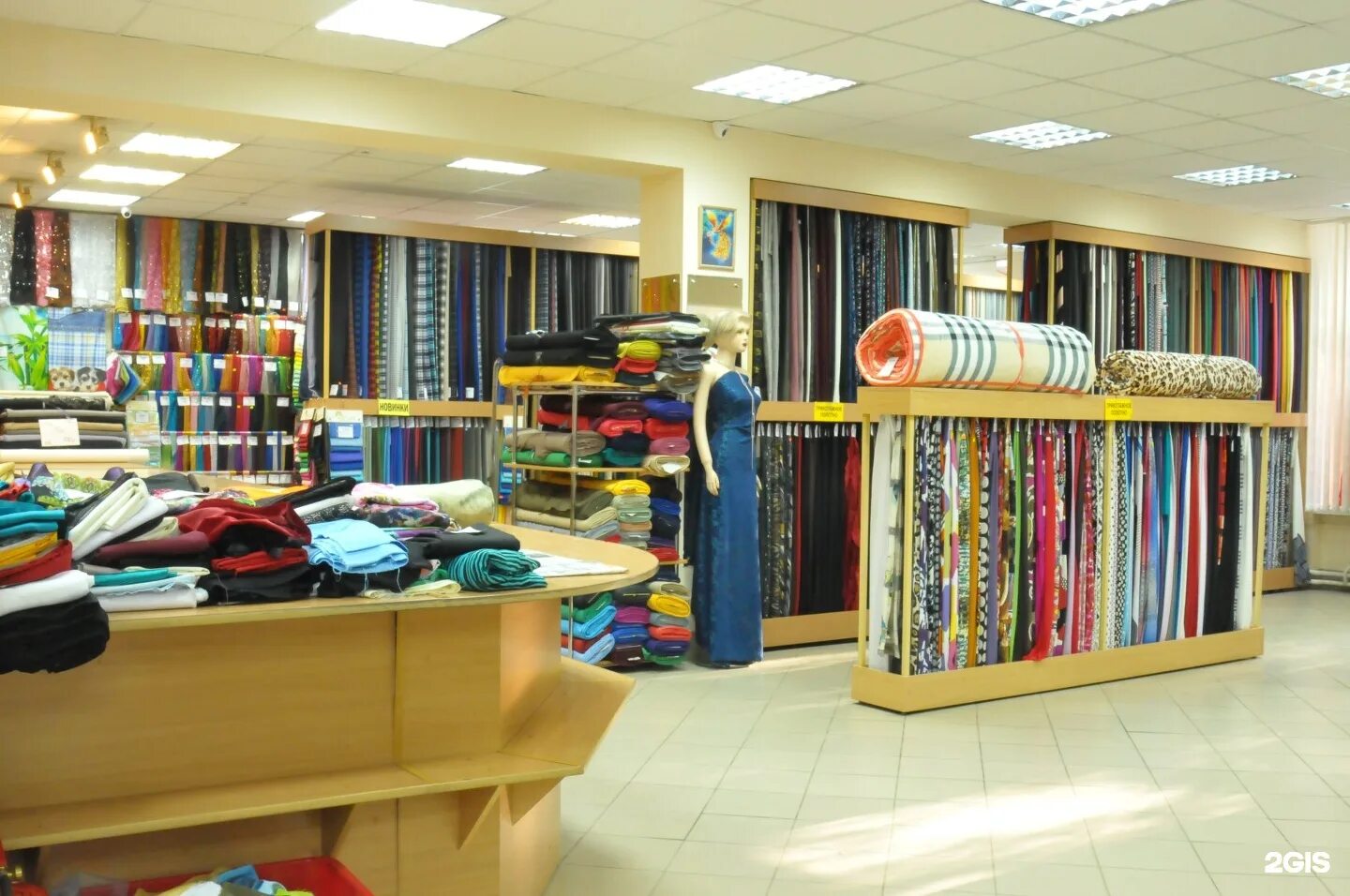 интерьер магазина штор. стеллажи для магазина тканей и фурнитуры. магазин тканей и фурнитуры. необычный магазин тканей. дом тканей санкт-петербург улица комсомола.