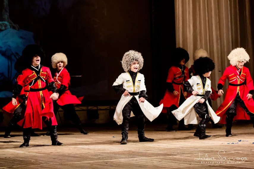 лезгинка маленьких. кавказские национальные танцы. костюмы для лезгинки для девушек. кавказские костюмы для танцев. костюм лезгинки для мальчика.