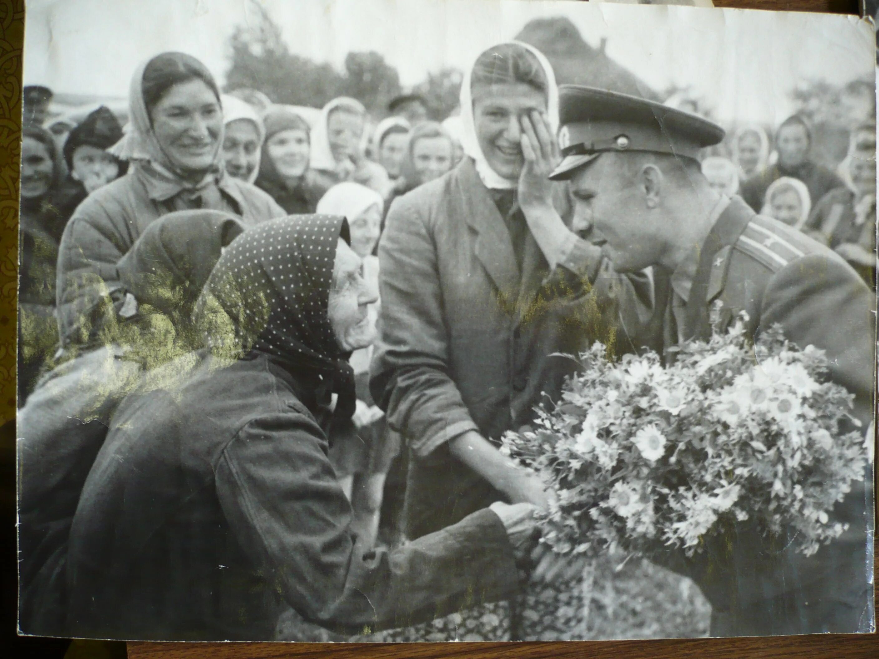 Первая награда гагарина после приземления. Встреча Юрия Гагарина после полета в космос.