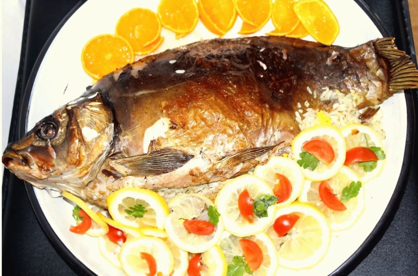 Жареный карп. Карп запечённый в духовке с картошкой и луком. Как сделать карпа. Карп с картошкой. Как сделать карпа.