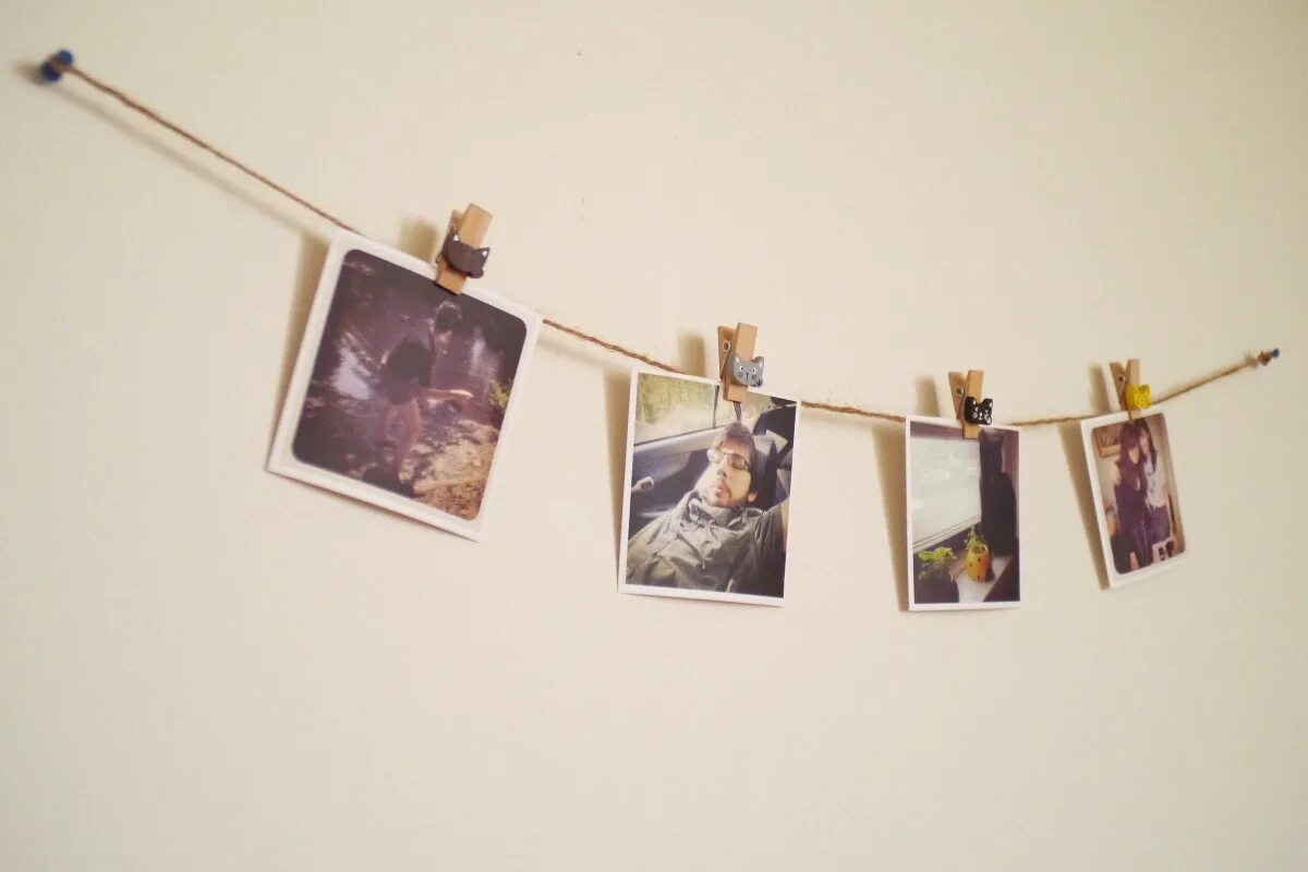 Картинка приделать. Фотокарточки на веревке. Веревка с прищепками. Нитка с фотографиями на прищепках. Полароид на стене.