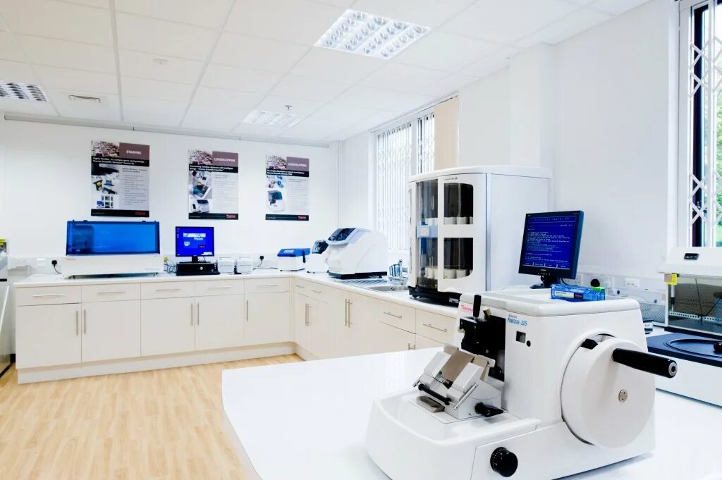 Патологоанатомическое отделение областной больницы. Отделение патоморфологии. Секционная в патологоанатомическом отделении. Острый панкреатит патологическая анатомия. Фартук патологоанатомический.