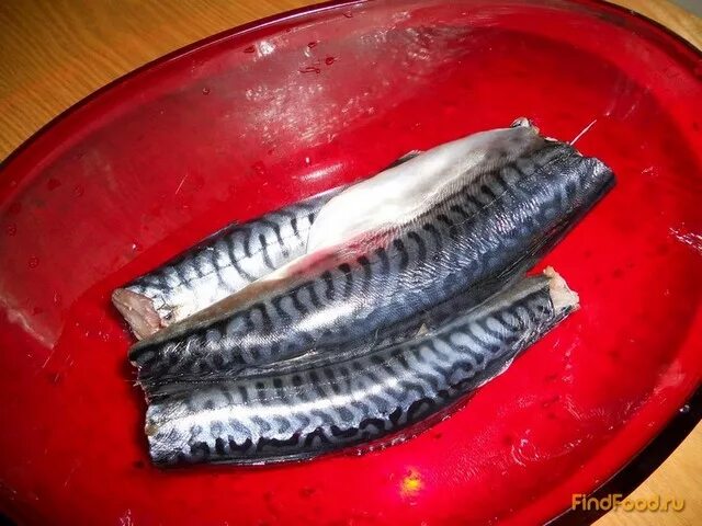 Скумбрия вареная в луке. Вкусные традиции скумбрия. Скумбрия вареная. Скумбрия отварная. Скумбрия на праздничный стол.