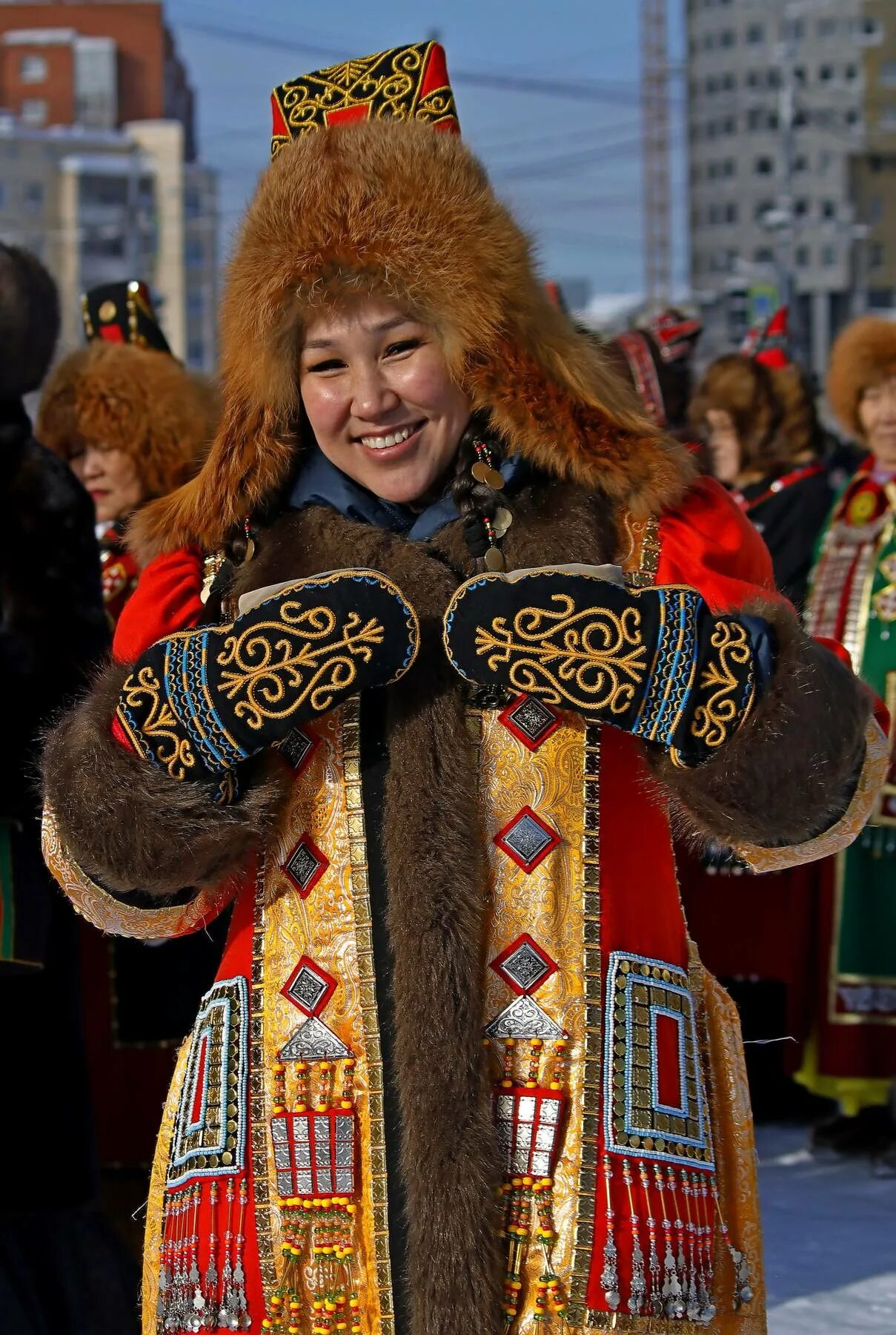 Национальная одежда якутов. Якутский национальный костюм. Как одеваются в якутии. Эвенки орочоны. Саха.