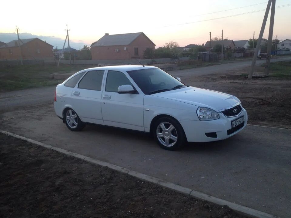 Белая приора на торусах r15. Белые торусы. Белая приора седан на 16 камриках. Белая приора седан на торусах r16. Белые торусы.