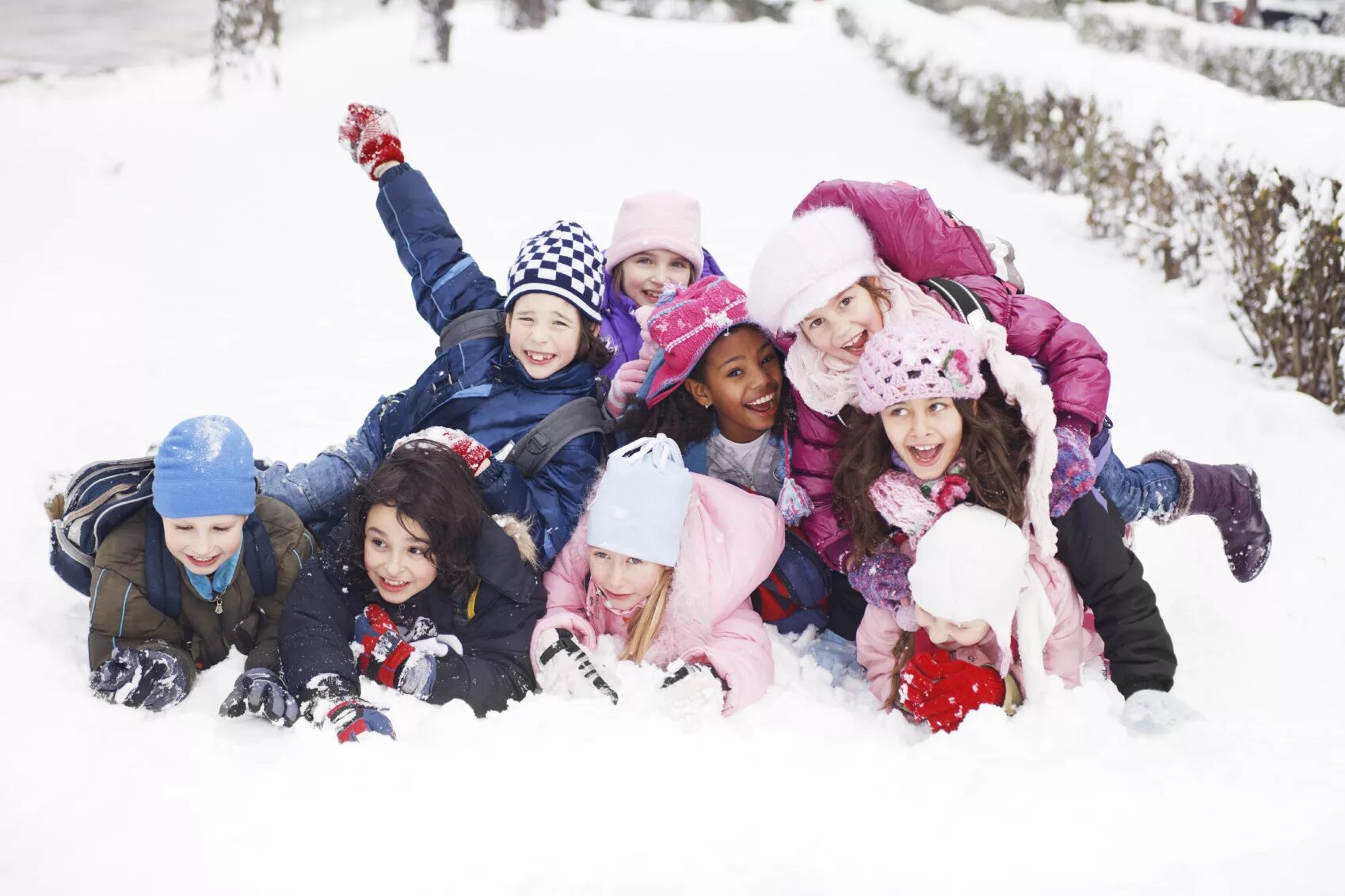 Зимние каникулы родители. Дети зимой. Дети на улице зимой. Зимние развлечения. Зимние развлечения для детей на улице.