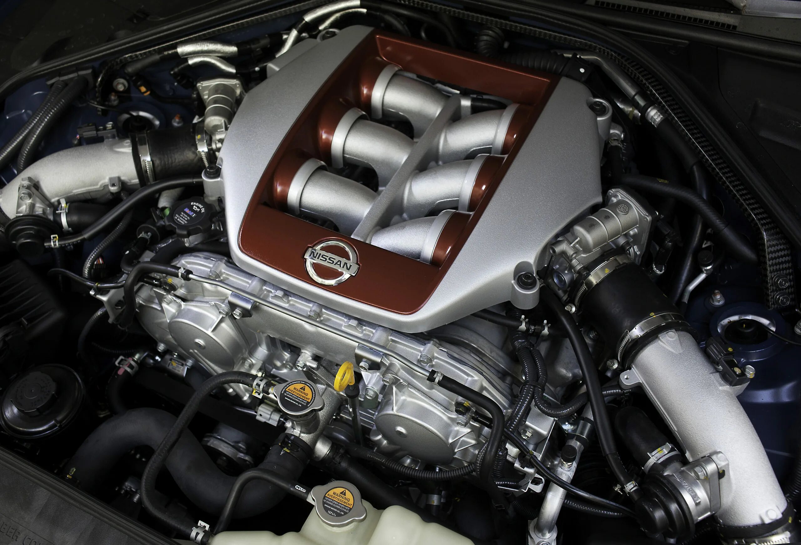 Двиг ниссан. Nissan GTR r35 мотор. Турбины Nissan GTR r35. Двигатель GTR r35. Ниссан GTR 35 двигатель.