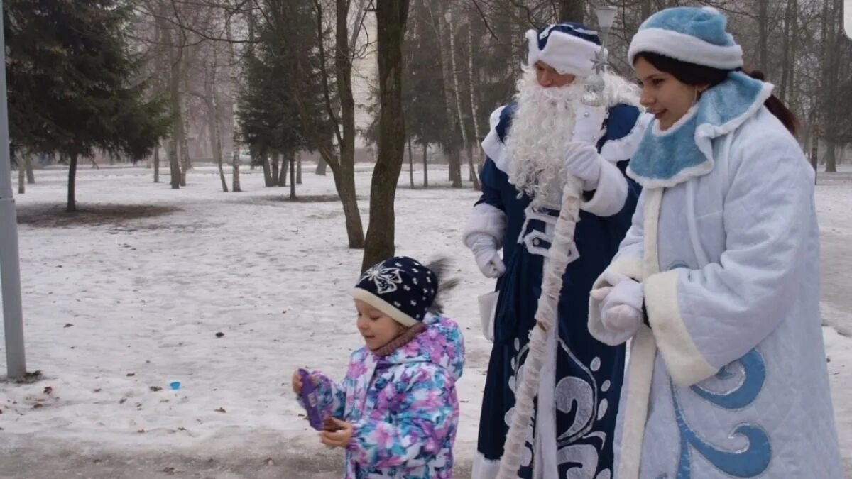 Видео с курским дедушкой. Дед мороз. Новый год дед мороз. Видео с курским дедушкой. Дед мороз и снегурочка праздник для детей в парке волгоград.