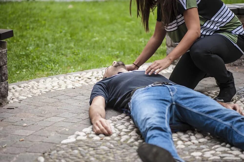 Эпилепсия девушки. Человек без сознания на улице. Парень лежит без сознания.