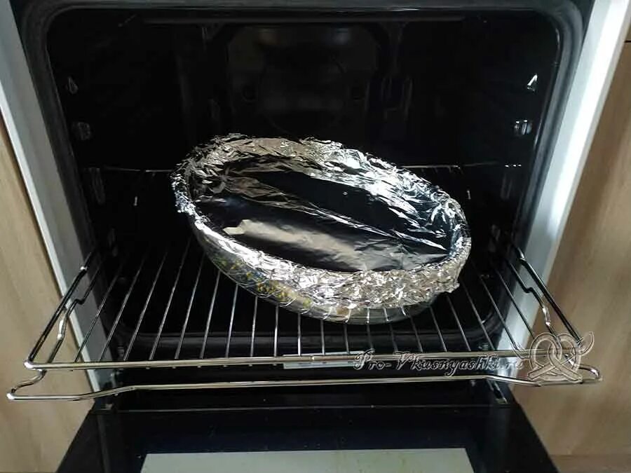 Можно использовать фольгу в духовке. Фольга для духовки. Запекание в духовом шкафу. Железка для духовки. Фольга для духовки.