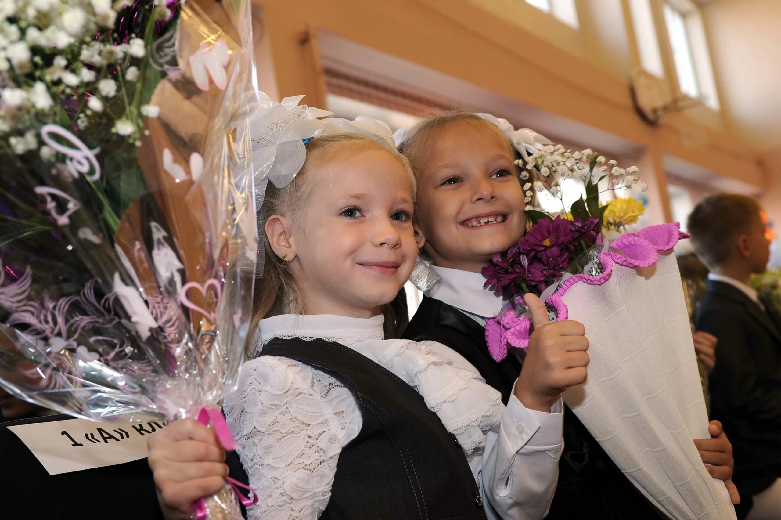 Банты для первоклассницы. Девочка пришла в первый класс. Первоклассница в школе. Первоклашки. Первоклассник.