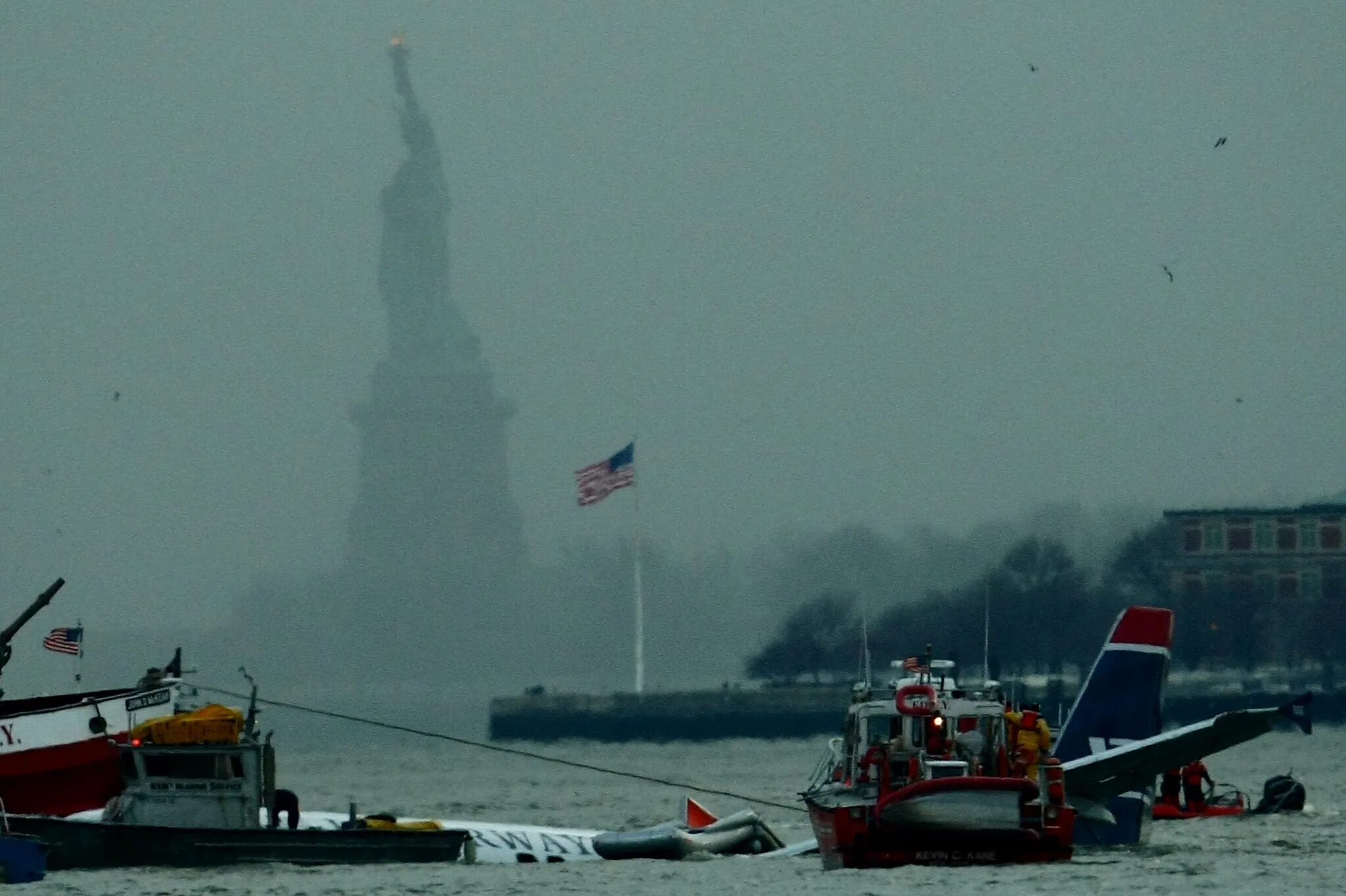 Hudson river plane crash. Авиакатастрофа на Гудзоне 2009. Самолёт на Гудзоне 2009. Самолет сел на Гудзон 2009 реальные. Ту 124 на Неве 1963.