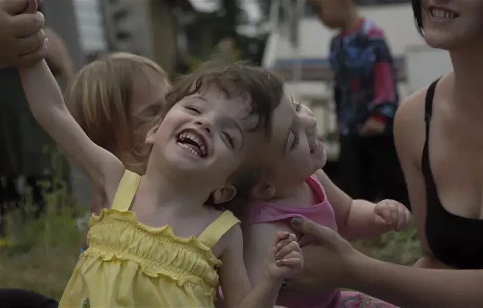 Сиамские близнецы эбигейл и бриттани хенсел. Эбигейл и бриттани хенсел 2017. Сросшиеся головами близнецы лори и джордж. Девочка с 3 головами. Девочка с двумя лицами.