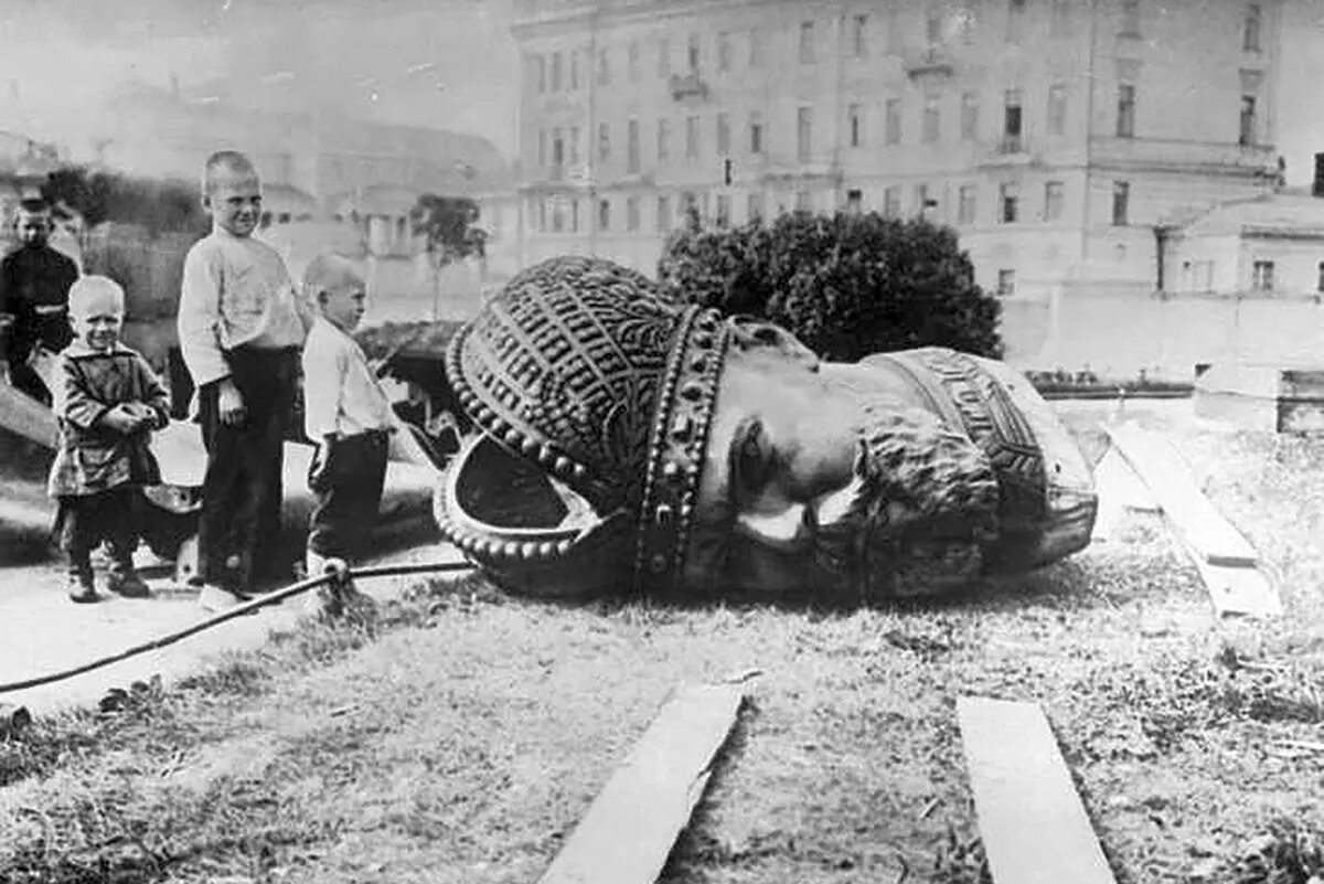 Памятник дзержинскому снесли. Памятник феликсу дзержинскому 1991. Новый памятник в москве. Снесенные памятники в москве. Снос памятников в москве 1991.