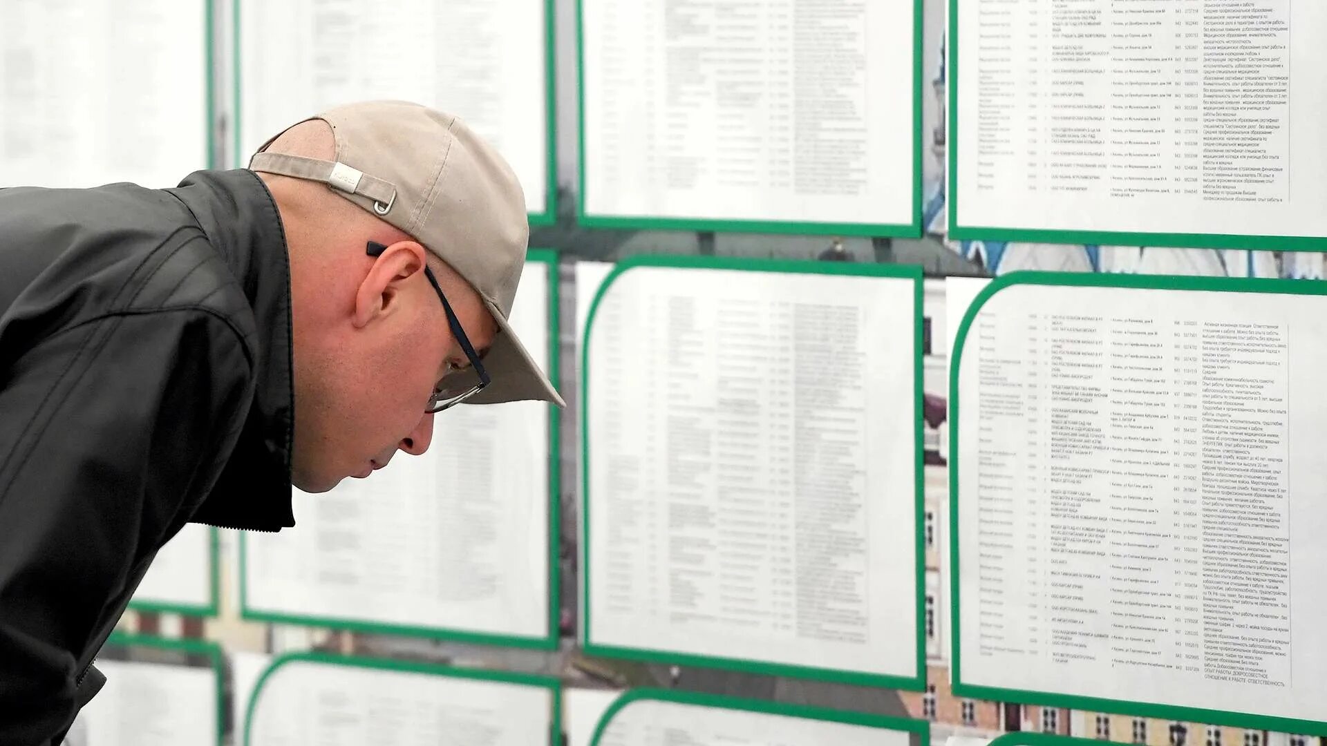 Парень за компьютером. Безработица и преступность. Трудоустройство выпускников. Социальный контракт поиск работы. Социальный контракт в 2021 году.