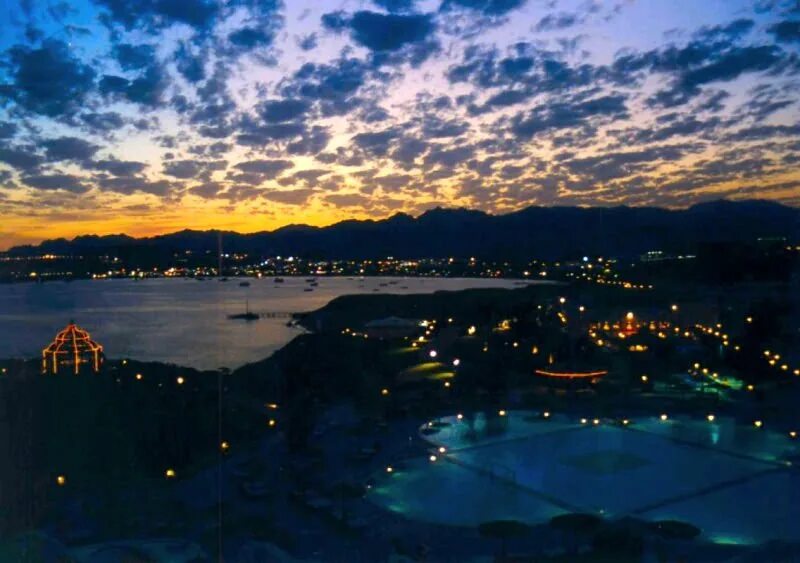 Мечеть аль мустафа шарм-эль-шейх. Софитель шарм-эль-шейх. Шармель шейх египет город. Шарм ночью. Альбатрос отель в египте 5 звезд.