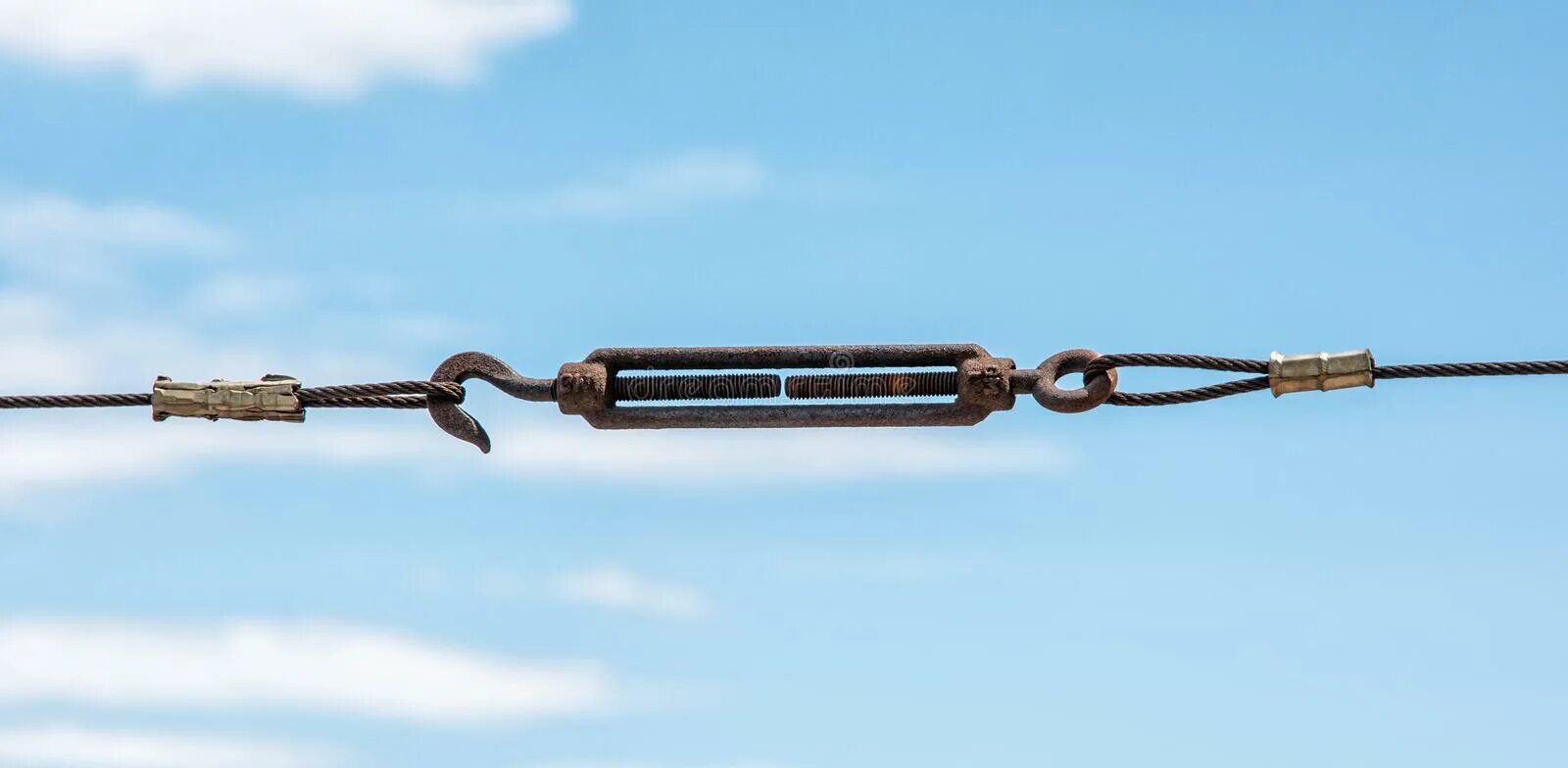 Трос 3m5112a808. Канат для спасательной шлюпки. Талрепы для растяжки. Крепление троса леера. Трос вдоль.