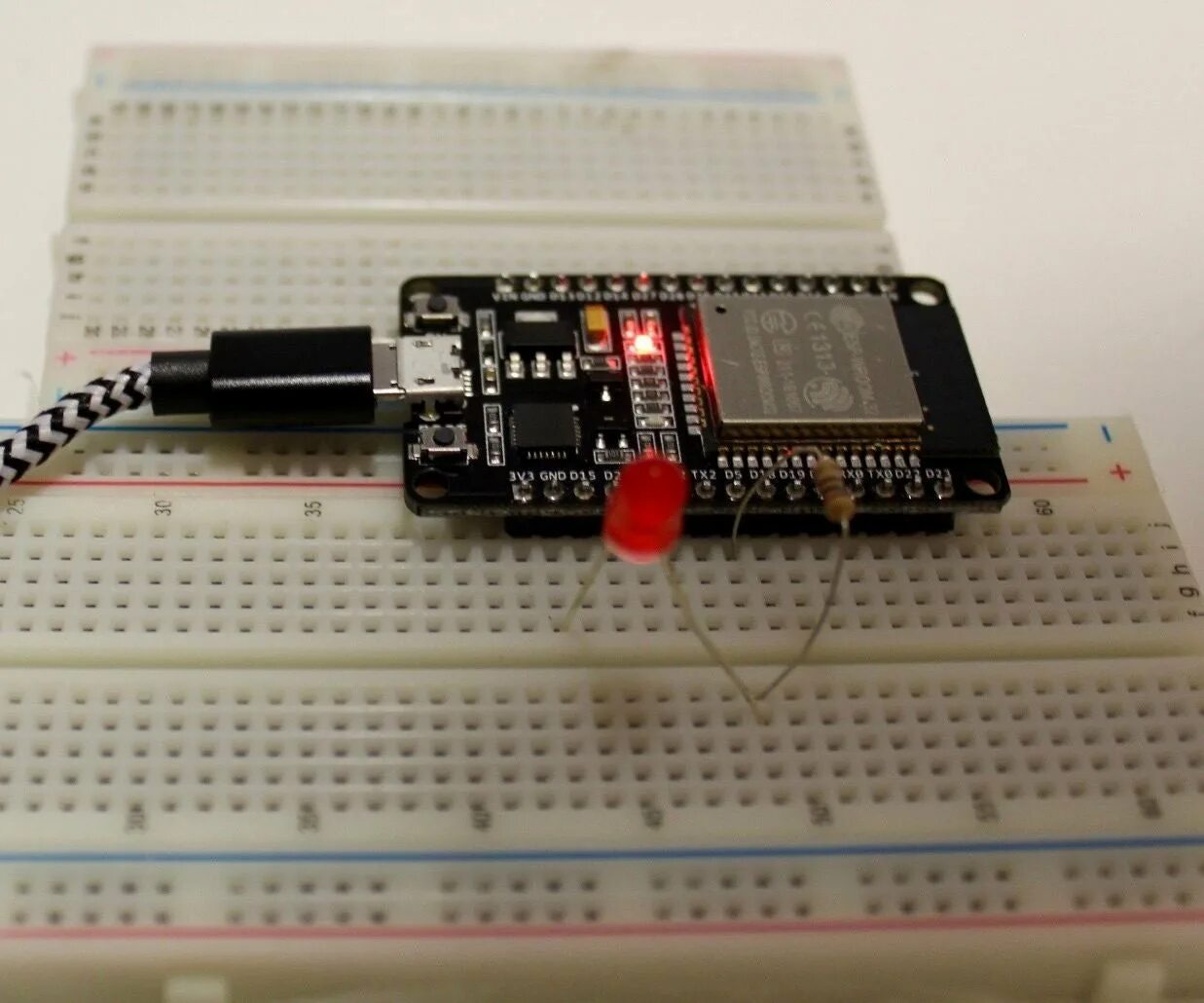 Esp32 ide. Esp32 builtin led. esp32 блинк. esp32 led blink. esp32 leds.